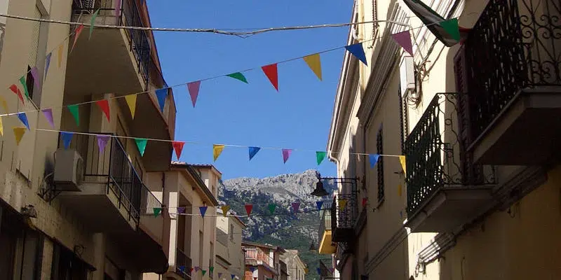 Mit Fahnen geschmückte Gasse in einem Dorf auf Sardinien.