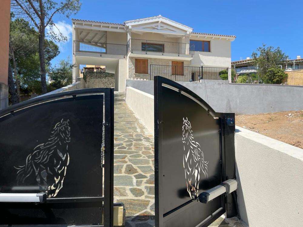 Neubau in Porto San Paolo mit Meerblick und Pool