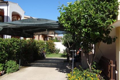Appartement mit Garten in Posada, ca. 1km vom Meer entfernt, 08020 Posada (Italien), Ferienwohnung