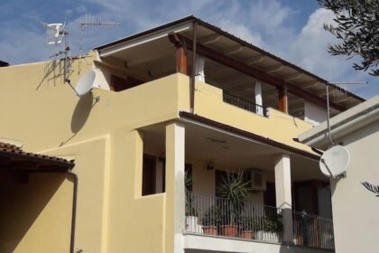 Spacious flat in Posada with great terrace and parking space, 08020 Posada (Italy), holiday apartment